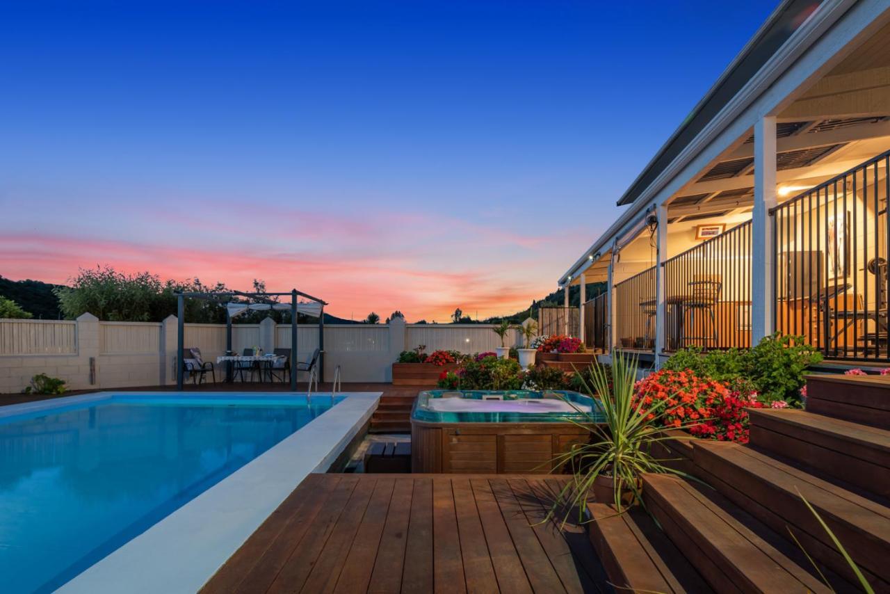 Fabulous Apartment With Private Spa Pool & Gym Picton Exterior foto